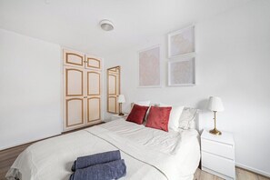 3 bedrooms, iron/ironing board, Internet, bed sheets - 3-Bed Stylish Garden House, Haggerston, Parking (Greater London)
