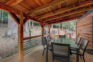 Outdoor dining - Pine Ridge Paradise (Banner Elk)