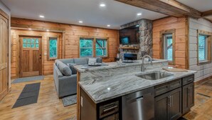 Chalet rustique, Plusieurs lits, baignoire à remous, vue sur la montagne (Pine Ridge Paradise) | Intérieur