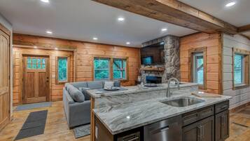 Cabaña, varias camas, hidromasaje, vista a la montaña (Pine Ridge Paradise) | Interior