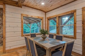 Cabana, várias camas, banheira de imersão, vista para a montanha (Pine Ridge Paradise) | Opções para refeição