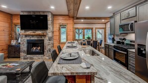 Chalet rustique, Plusieurs lits, baignoire à remous, vue sur la montagne (Pine Ridge Paradise) | Cuisine privée