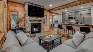 Chalet rustique, Plusieurs lits, baignoire à remous, vue sur la montagne (Pine Ridge Paradise) | Aire de séjour