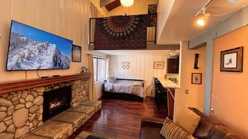 Una televisión, una chimenea, una oficina