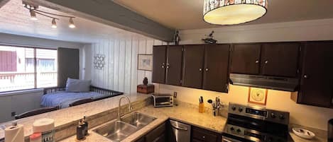 Køleskab, mikrobølgeovn, ovn, kogeplade