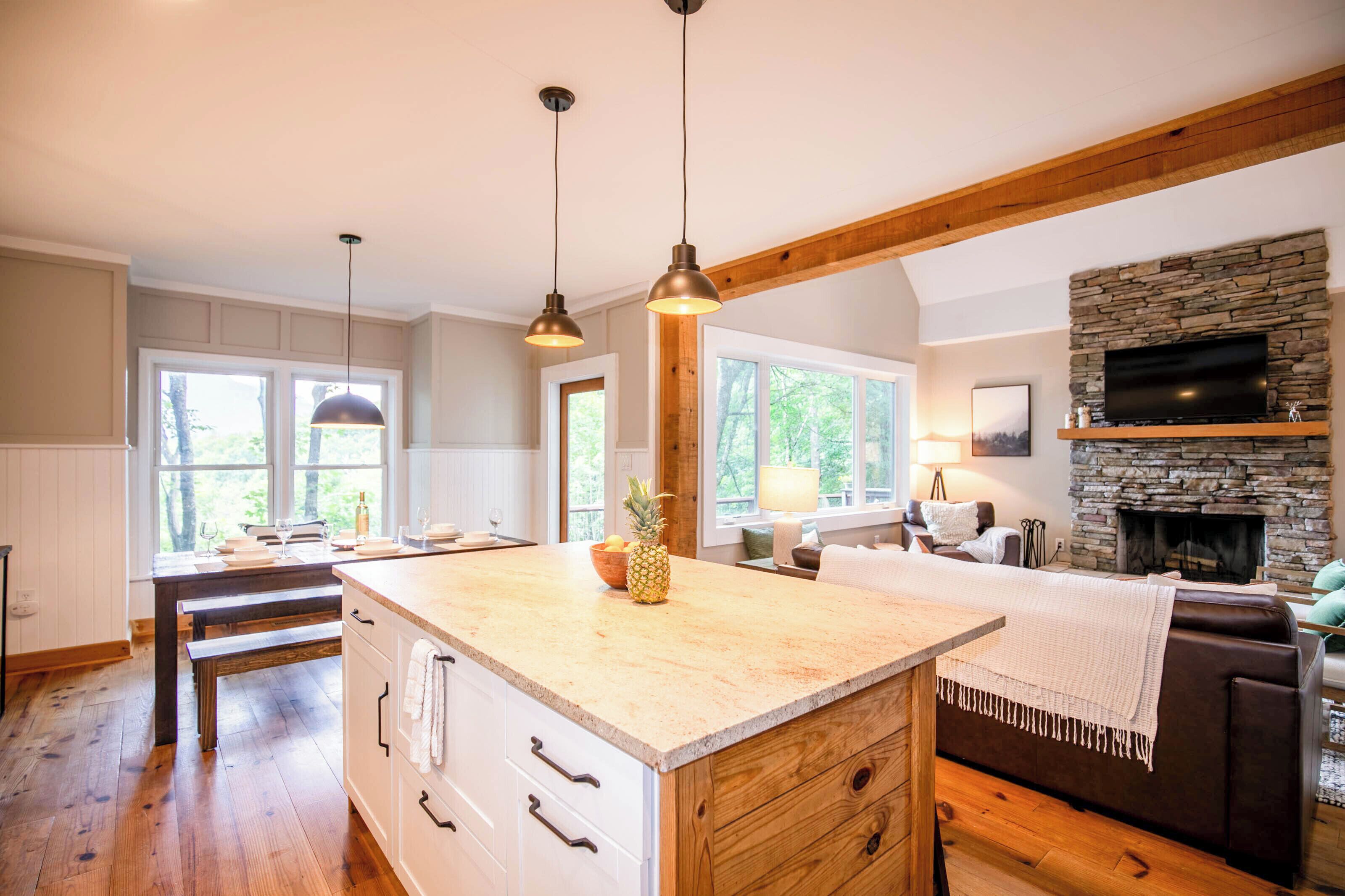 House, Multiple Beds, Hot Tub, Mountain View (S'More To Love) | Interior