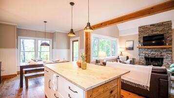House, Multiple Beds, Hot Tub, Mountain View (S'More To Love) | Interior