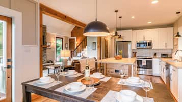 House, Multiple Beds, Hot Tub, Mountain View (S'More To Love) | Dining