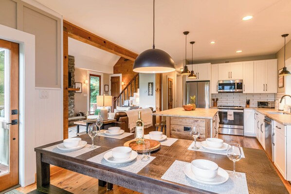 House, Multiple Beds, Hot Tub, Mountain View (S'More To Love) | Dining