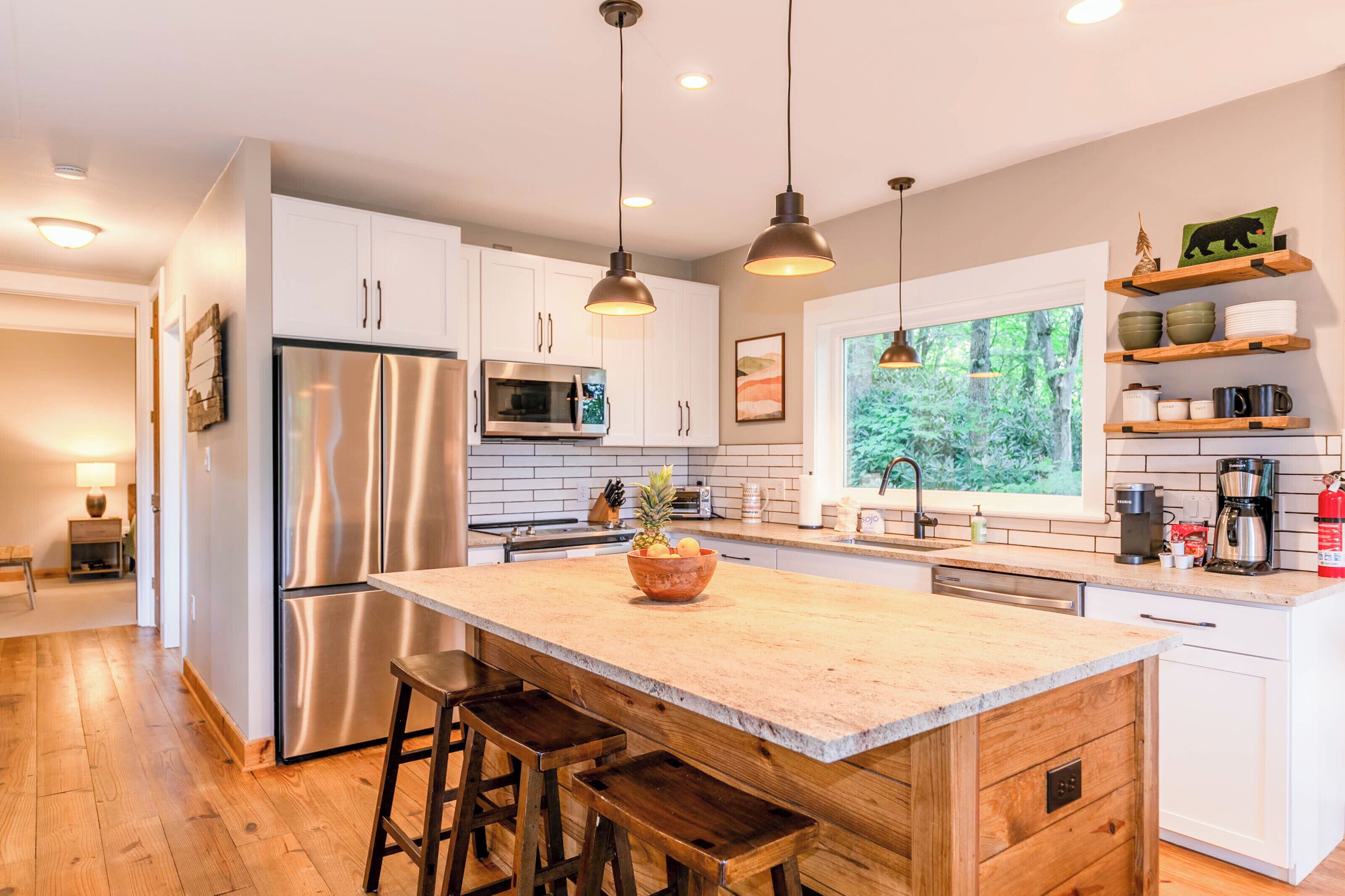 Casa, varias camas, hidromasaje, vista a la montaña (S'More To Love) | Cocina privada | Refrigerador, microondas, horno y parrilla de estufa 