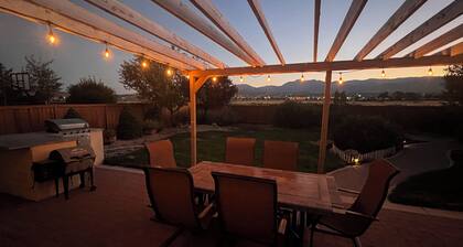 HOT TUB, AC,MOUNTAIN VIEW, OUTDOOR DINING AREA & PET FRIENDLY, EV plug