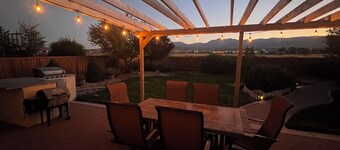 HOT TUB, AC,MOUNTAIN VIEW, OUTDOOR DINING AREA & PET FRIENDLY, EV plug