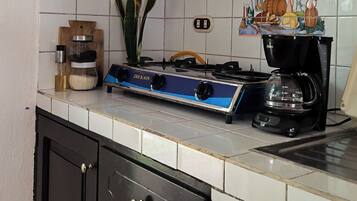 KĂŒhlschrank, Mikrowelle, Wasserkocher mit Kaffee-/Teezubehör