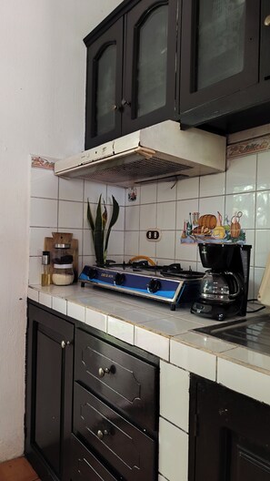 Réfrigérateur, micro-ondes, cafetière/bouilloire