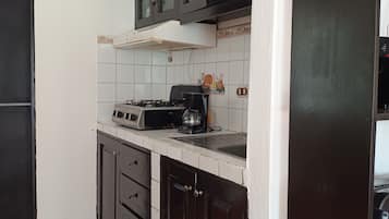 Refrigerador, microondas, cafetera y tetera y utensilios de cocina
