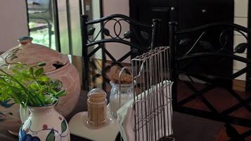 Jääkaappi, mikroaaltouuni, kahvin-/teenkeitin