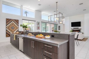 Villa, 6 Bedrooms | Interior