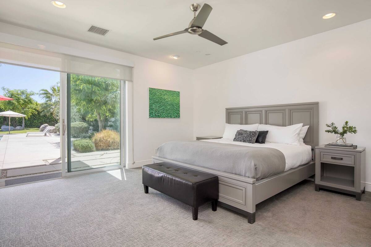House | 6 bedrooms, laptop workspace, iron/ironing board, free WiFi