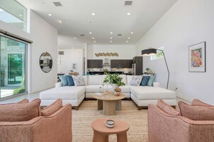 Villa, 5 Bedrooms | Interior