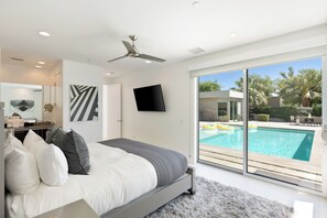 6 bedrooms, desk, laptop workspace, iron/ironing board