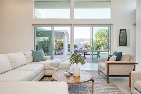 Casa Confort | Área de sala de estar | Smart TV de 46 pulgadas con canales digitales