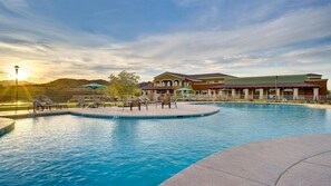 Una piscina techada, una piscina climatizada