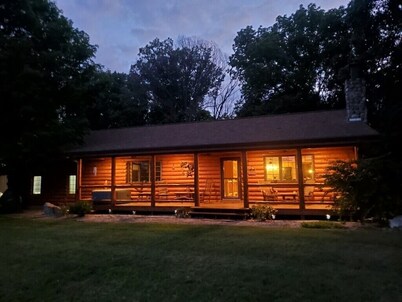 Cozy 1-bedroom log home in scenic rural Carroll County-Delphi 