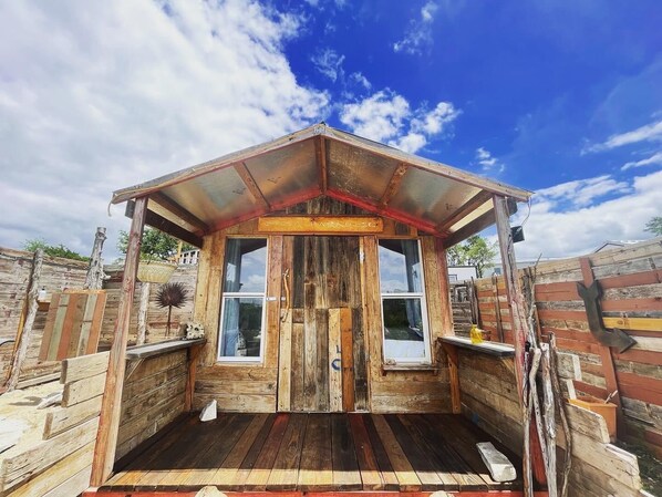 المنشأة من الخارج