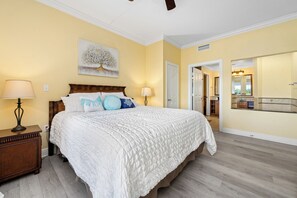 3 bedrooms, iron/ironing board, travel crib, WiFi - Mickey 3bed Condo 20 min to Disney!  Pools & Gym (Reunion)