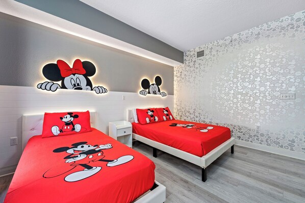 3 bedrooms, iron/ironing board, travel crib, WiFi - Mickey 3bed Condo 20 min to Disney!  Pools & Gym (Reunion)