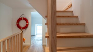 Eine Treppe mit Holzstufen und einem Holengeländer.