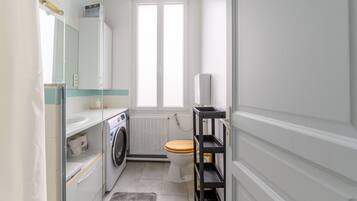 Een haardroger, handdoeken