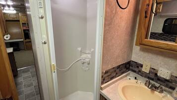 Toallas, jabón, papel higiénico