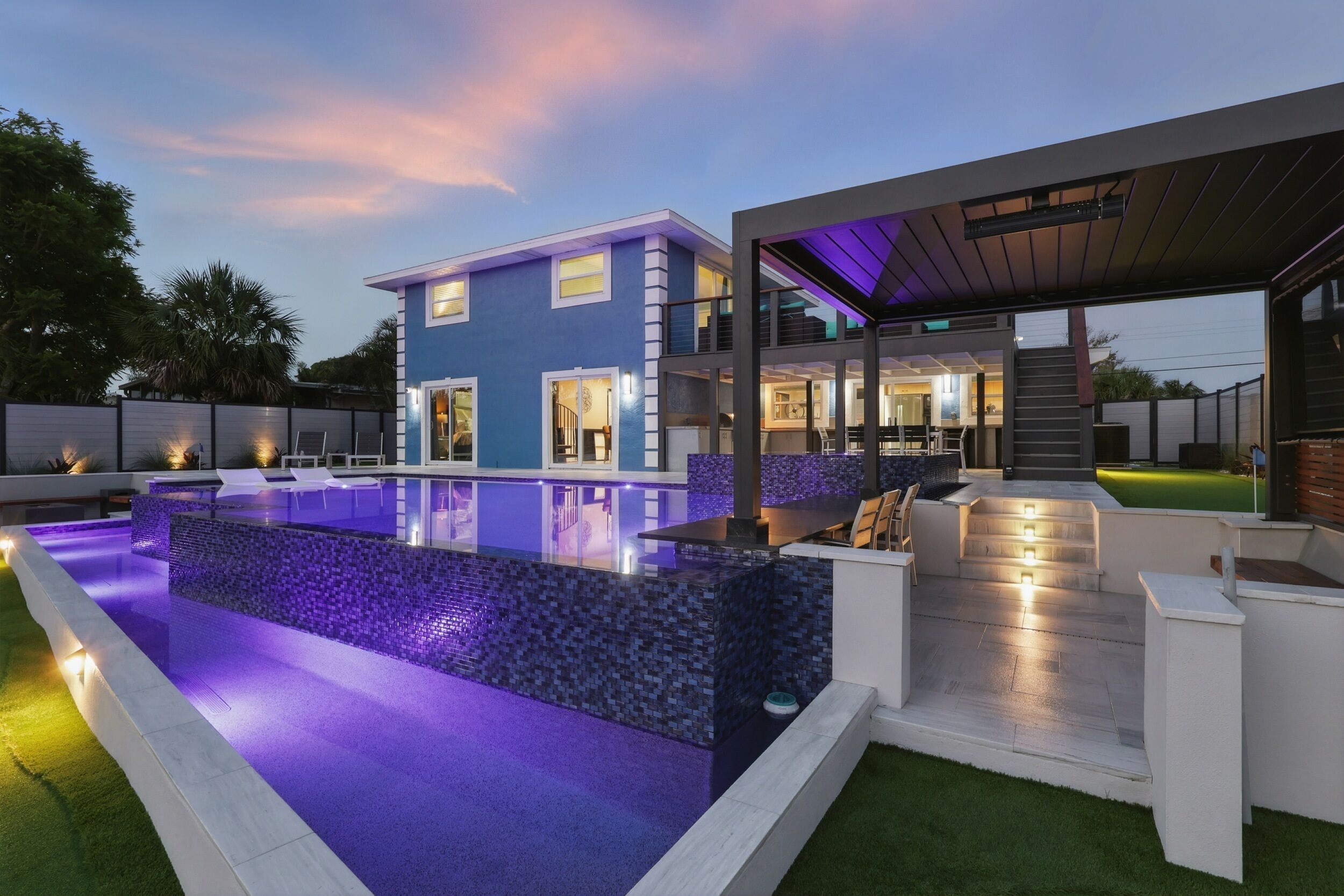 Una piscina al aire libre, una piscina climatizada