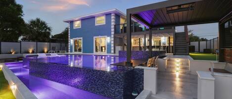 Utendørsbasseng og et oppvarmet basseng