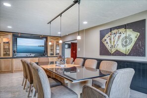 Dining - Waterfront 5BR Luxury Home – Pool, Spa, Boat Lift, Putting Green, Fire Pit (Bradenton)