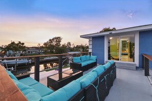 Terrace/patio - Waterfront 5BR Luxury Home – Pool, Spa, Boat Lift, Putting Green, Fire Pit (Bradenton)