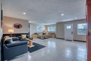 Interior - Waterfront 5BR Luxury Home – Pool, Spa, Boat Lift, Putting Green, Fire Pit (Bradenton)