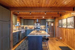 House, Multiple Beds, Hot Tub, Mountain View (This Must Be The Place) | Private kitchen | Fridge, microwave, oven, stovetop