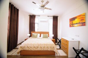 2 bedrooms, iron/ironing board, WiFi, bed sheets - 2 bed apartment, near Accra Mall (Accra)