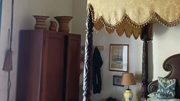 7 bedrooms, iron/ironing board, WiFi, bed sheets