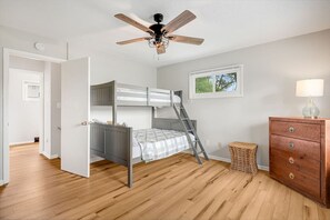 2 Schlafzimmer, Schreibtisch, Bügeleisen/Bügelbrett, WLAN