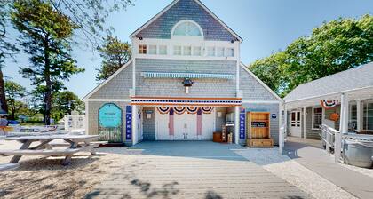 Modern condo near golf & beach with AC, deck, W/D and board games