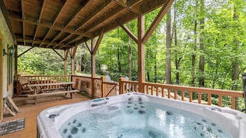Cabin, Multiple Beds, Hot Tub, Mountain View (6 Bears Cabin) | Outdoor spa tub