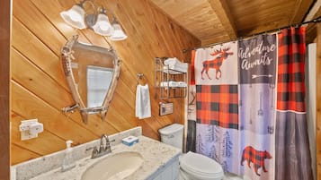 Cabin, Multiple Beds, Hot Tub, Mountain View (6 Bears Cabin) | Bathroom | Towels, soap, shampoo, toilet paper