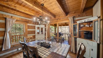 Cabin, Multiple Beds, Hot Tub, Mountain View (6 Bears Cabin) | Dining