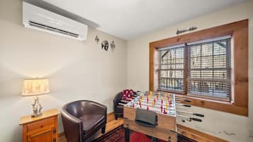 Cabin, Multiple Beds, Hot Tub, Mountain View (6 Bears Cabin) | Game room