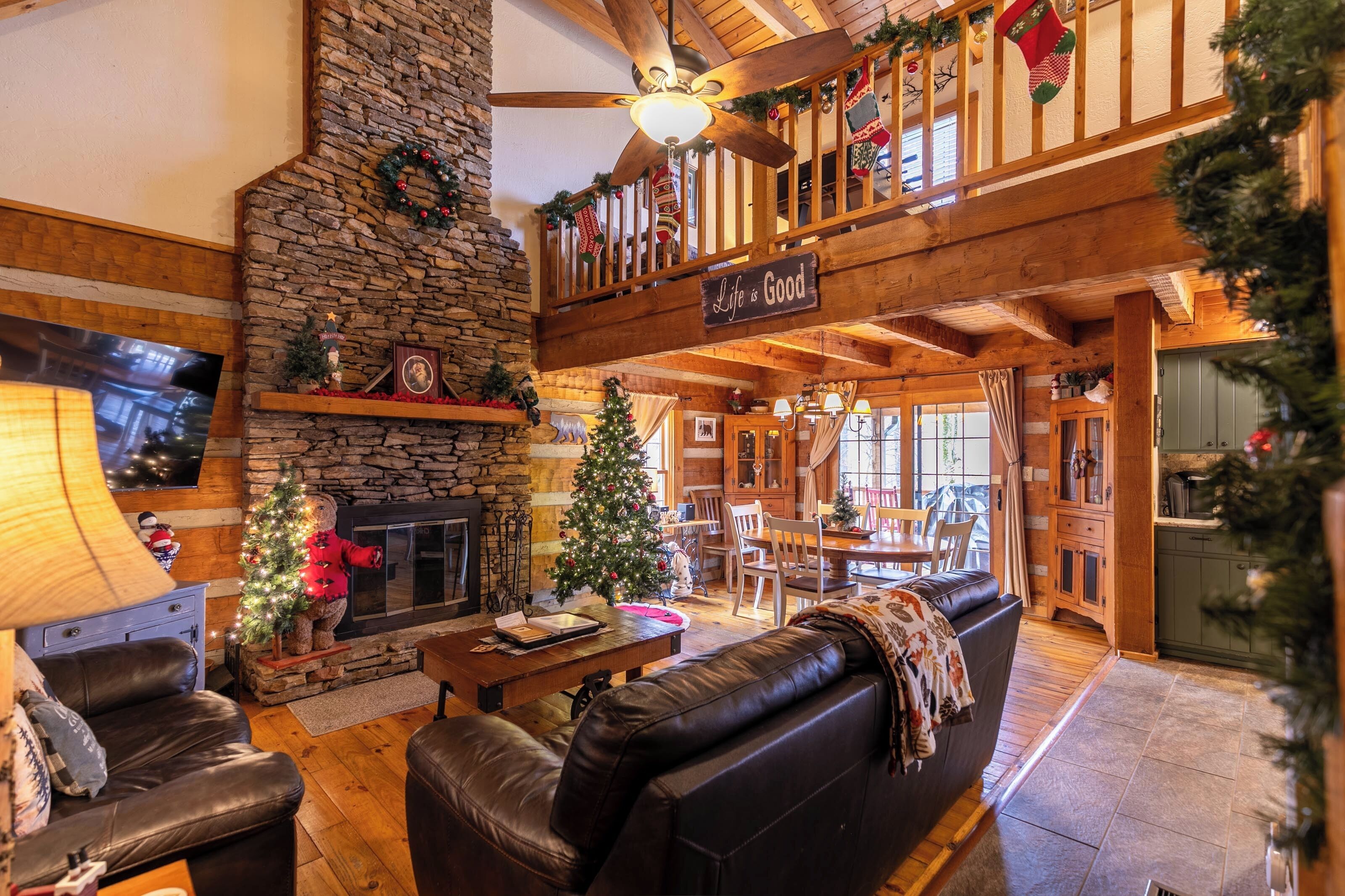 Cabaña, varias camas, hidromasaje, vista a la montaña (6 Bears Cabin) | Área de sala de estar | Televisión de pantalla plana, chimenea y consola de videojuegos 