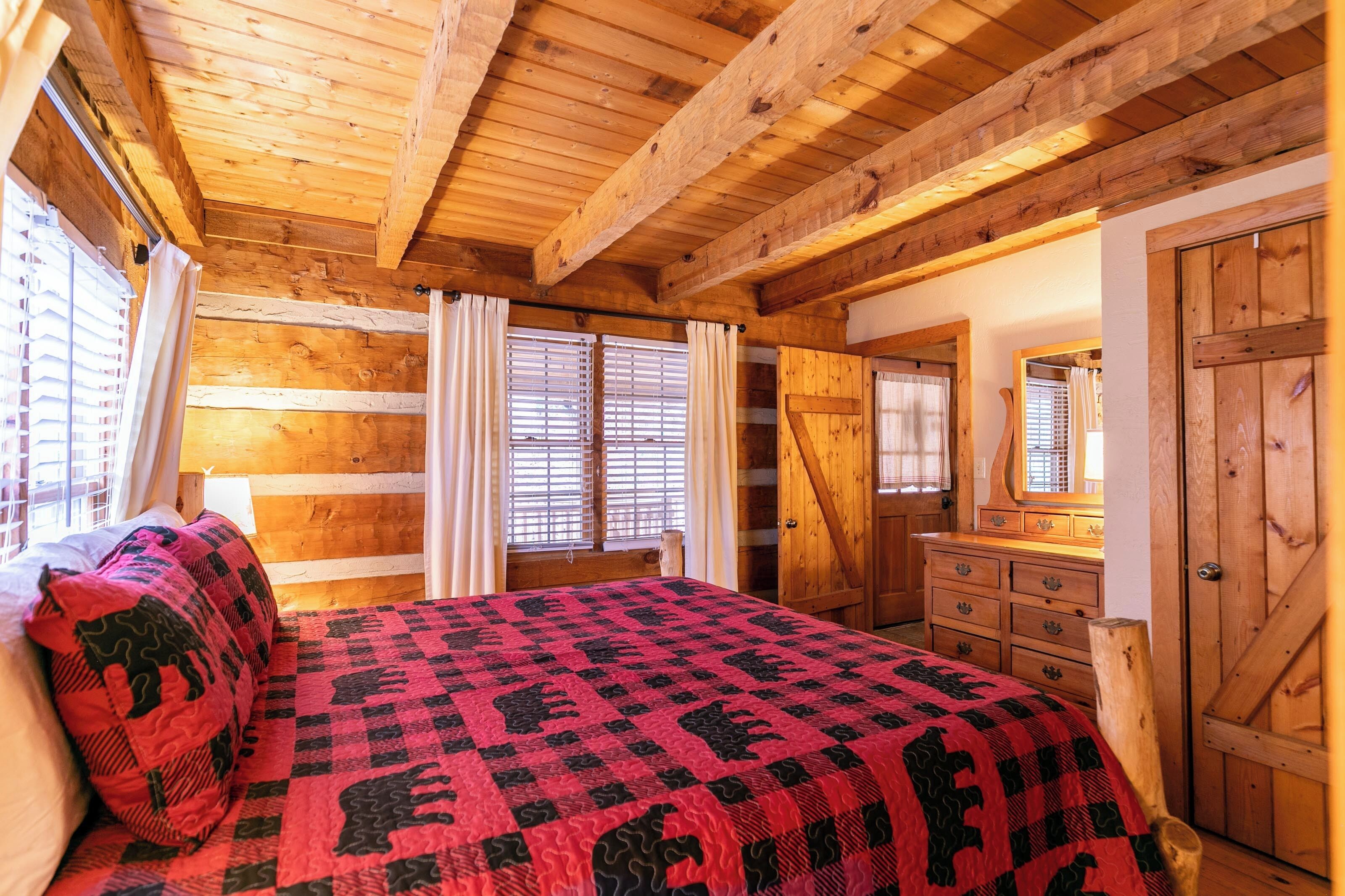 小屋, 多張床, 熱水浴缸, 山景 (6 Bears Cabin) | 3 間臥室、獨特裝潢、布置獨特、書桌