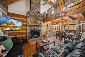Cabin, Multiple Beds, Hot Tub, Mountain View (6 Bears Cabin) | Living area